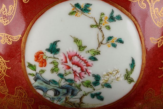 Bowl enamelled in copper red and gold with for medallions with flowers Famille rose | MasterArt